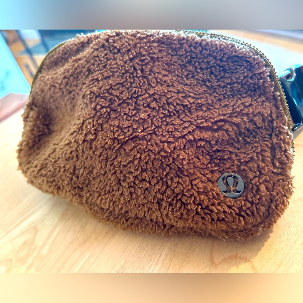 Lululemon belt bag Sherpa brown